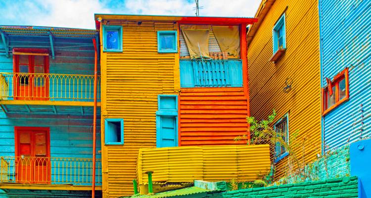 Les maisons en tôle ondulée aux couleurs éclatantes du quartier de La Boca sous un ciel radieux.