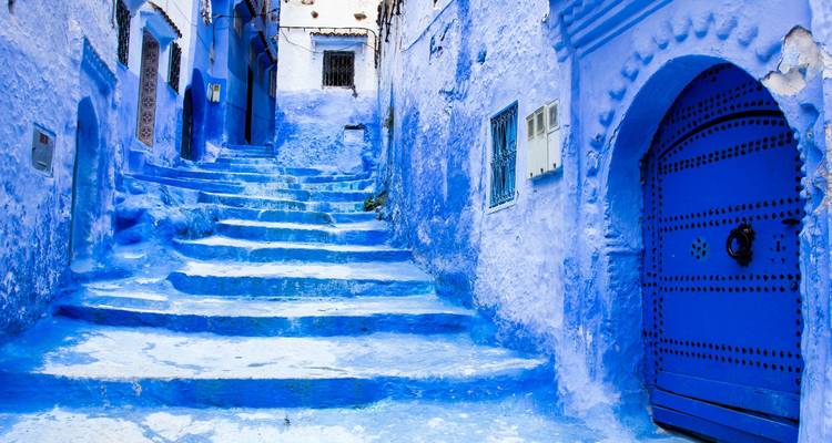 Lebendige blaue Treppe und Wände der Medina von Chefchaouen, gebadet in sanftem Tageslicht.