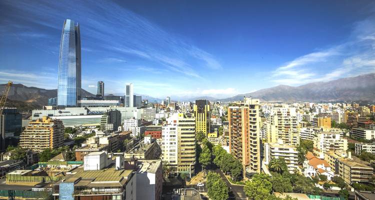 Weite Santiago-Skyline mit dem eleganten Costanera Center Turm, eingerahmt von entfernten Andengipfeln.