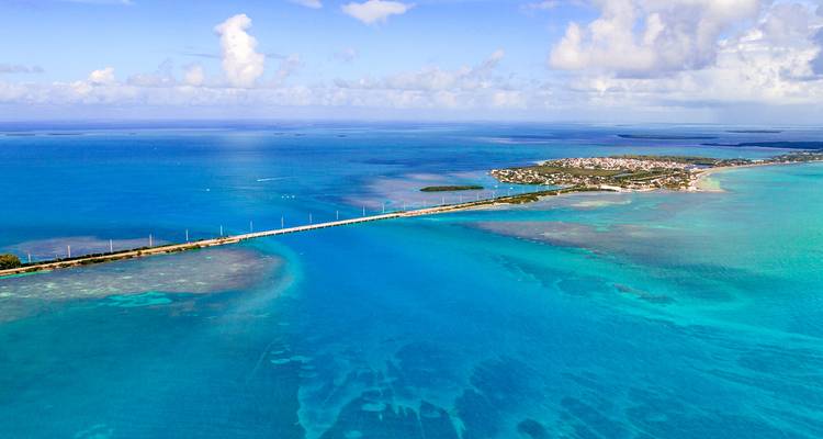 Luchtpanorama van de Overseas Highway die levendige turquoise wateren en kleine eilanden in de Florida Keys overbrugt.