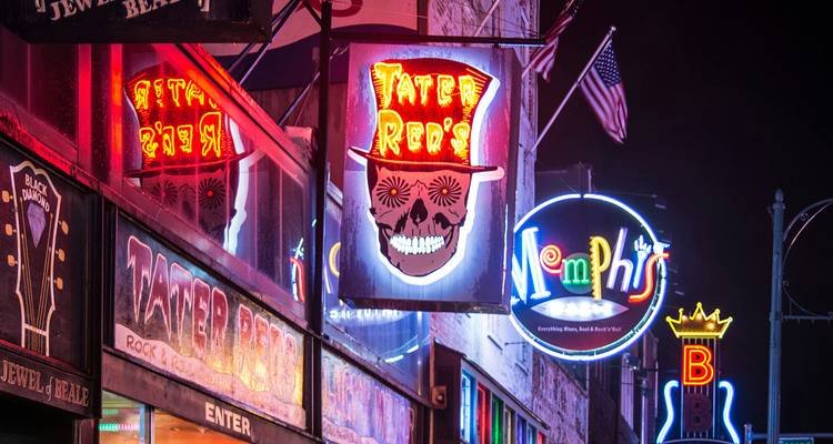 Los coloridos letreros de neón musical iluminan Beale Street en Memphis después del anochecer.