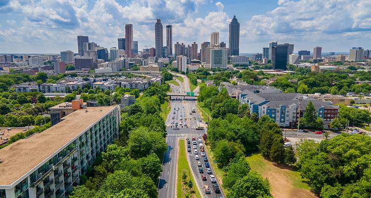 Vista aérea diurna del horizonte de Atlanta con vista a las autopistas, árboles y bloques residenciales.