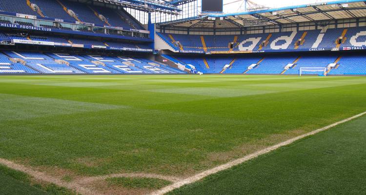 Terrain de jeu vert vide et sièges bleus du stade de football Stamford Bridge du Chelsea FC