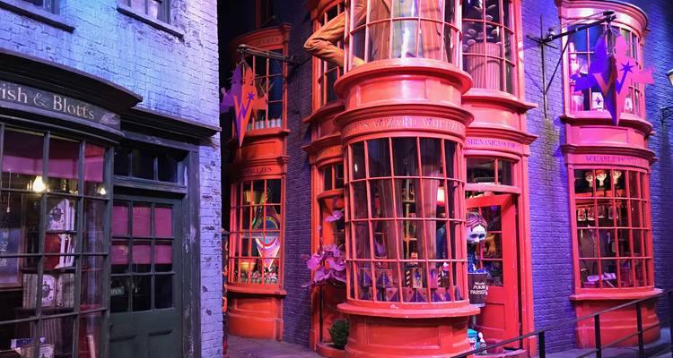 Les devantures de magasins aux couleurs vives provenant du plateau de tournage de Harry Potter à l'intérieur de la visite des studios Warner Bros