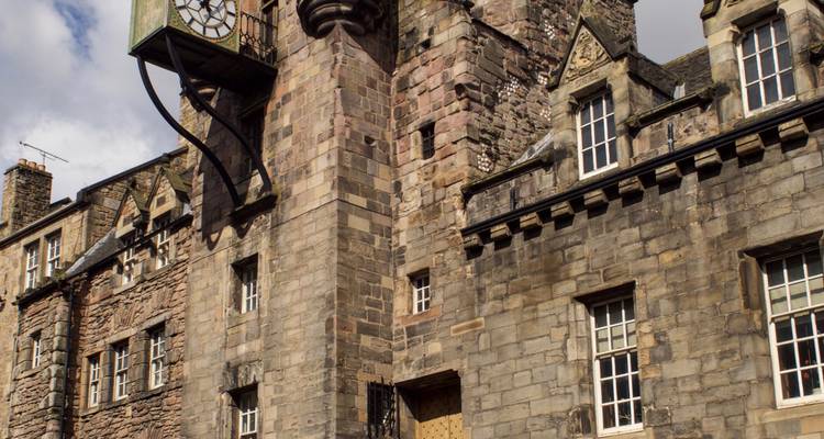 Bâtiment historique en pierre avec tour d'horloge en saillie le long de la Royal Mile d'Édimbourg