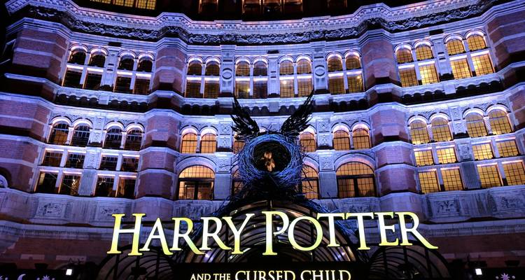 Vue nocturne du Palace Theatre à Londres illuminé pour la pièce de théâtre Harry Potter et l'Enfant Maudit