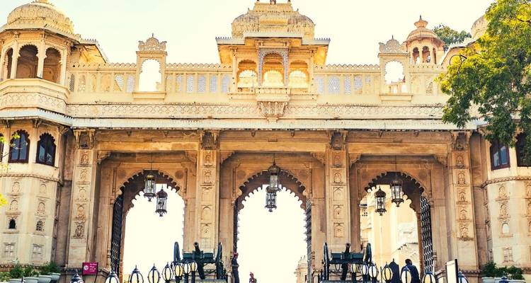 Grande porte à triple arche au complexe du palais de la ville d'Udaipur avec des visiteurs en bas