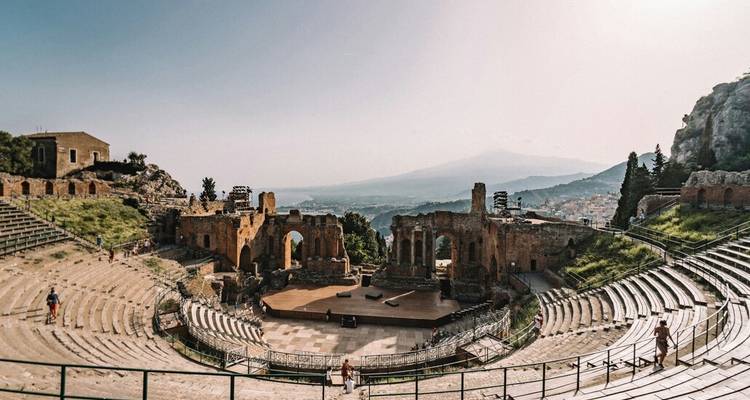 Antikes Theater von Taormina mit weitläufigem Küsten- und Ätna-Blick im sanften Licht.