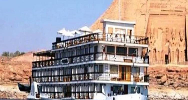 Driedeks Nijlcruiseschip vaart langs de zandstenen tempels van Abu Simbel.