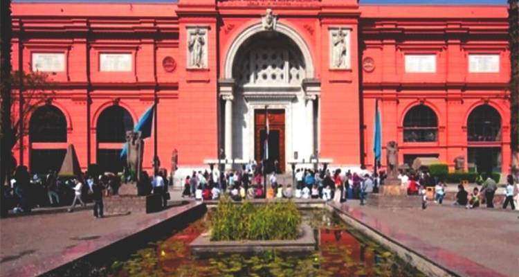 Menschenmengen vor der großartigen roten Fassade des Ägyptischen Museums mit Wasserbecken