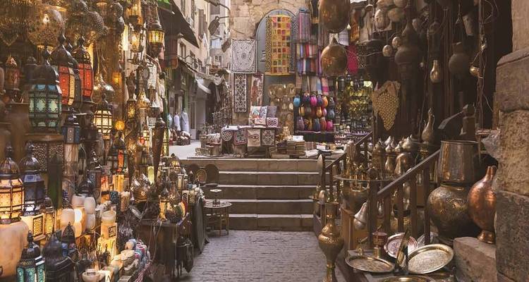 Bunte, laternenerfüllte Gasse von Kairos historischem Basar, gesäumt mit Messingwaren