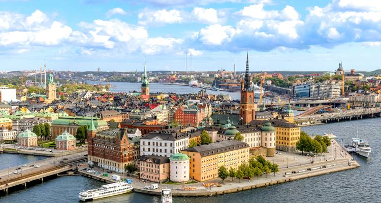 Luftpanorama von Stockholms Gamla Stan und den umliegenden Wasserwegen unter aufgelockerten Wolken.