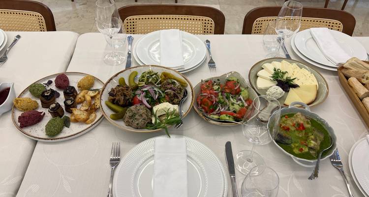 Elegante tafelschikking met een assortiment van Georgische gerechten inclusief salades, kazen en dips klaar voor een feestmaal.