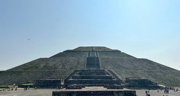 Großartige Frontalansicht der Sonnenpyramide von Teotihuacán unter diesigem blauen Himmel.