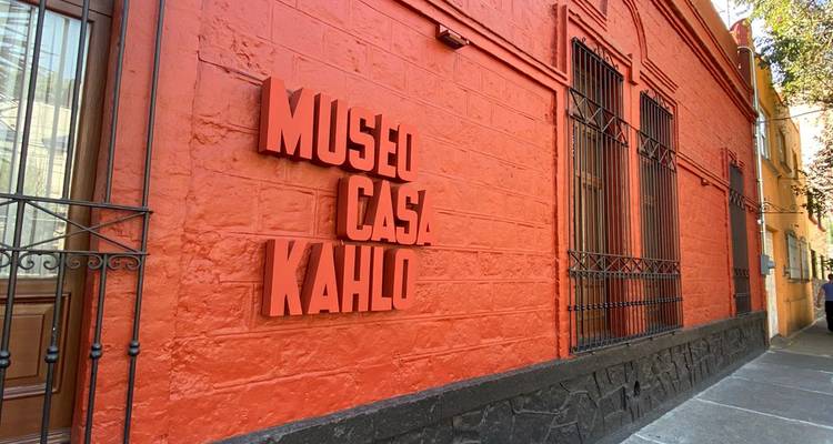 Kühne rote Wand mit großem Museo Casa Kahlo-Schild in Coyoacán, Mexiko-Stadt.