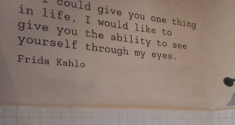 Innenwandzitat von Frida Kahlo in schwarzer Schrift gemalt.