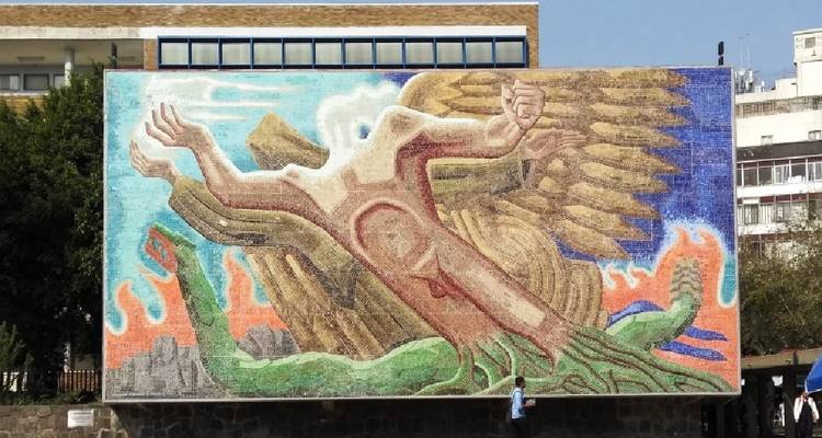 Große Außenmosaikwand mit geflügelter Figur und Schlange in Mexiko-Stadt.