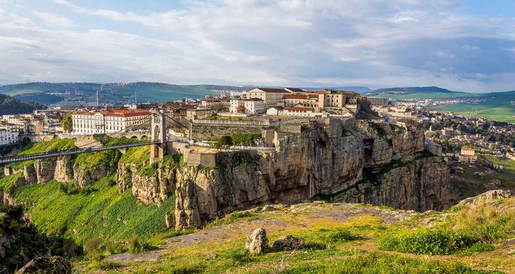 Panoramic view of Constantine perched on dramatic cliffs with bridge spanning a deep gorge.