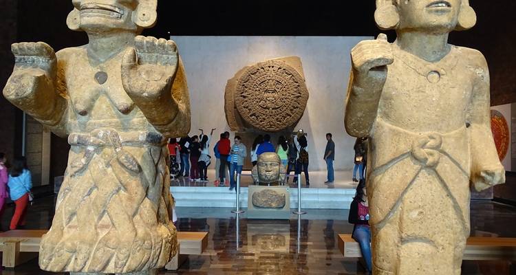Statuen und der aztekische Sonnenstein ziehen Menschenmengen in der riesigen Halle des Nationalen Museums für Anthropologie an.