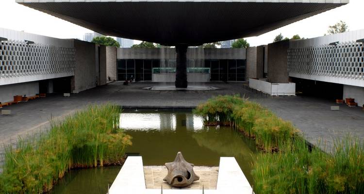 Reflektierender Pool und zentraler Regenpfeiler im offenen Innenhof des Nationalen Museums für Anthropologie.