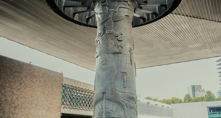 Nahaufnahme der ikonischen Regenschirm-Wasserfallsäule, die das Dach im Innenhof des Anthropologischen Museums stützt.