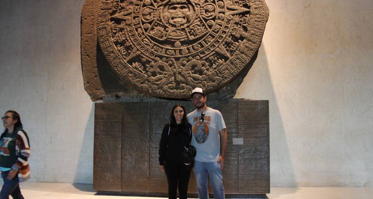 Paar posiert vor dem aztekischen Sonnenstein im Anthropologischen Museum.