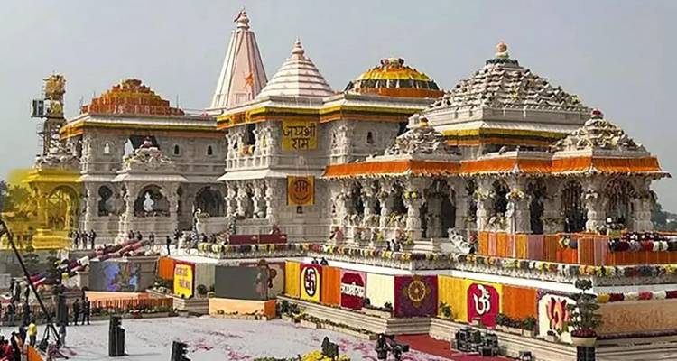 Vue panoramique d'un complexe de temple hindou orné blanc et orange nouvellement construit, décoré pour les festivités.