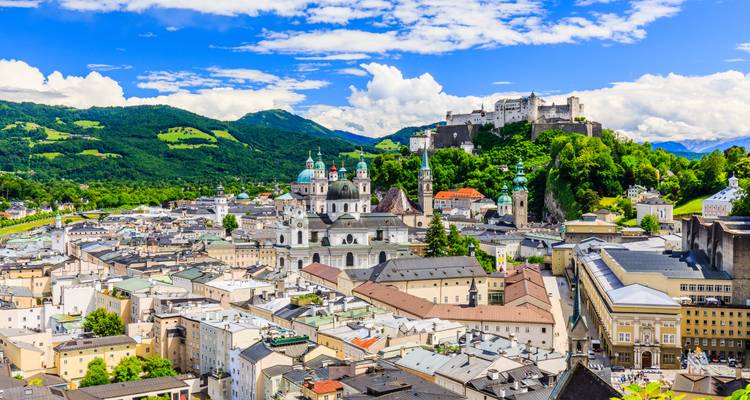 Panoramisch uitzicht op de barokke oude stad van Salzburg, kathedraalkoepels en bergvesting omgeven door groene bergen