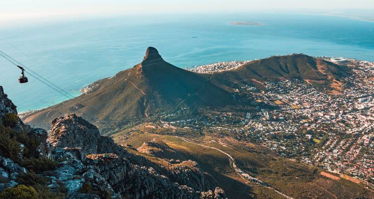 Vue depuis le téléphérique de Table Mountain du pic Lion's Head et du littoral du Cap en contrebas.