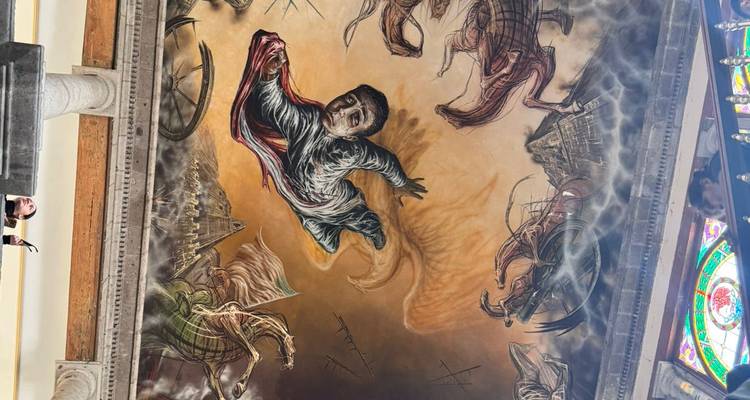 Plafondmuurschildering die een dramatische mythologische scène weergeeft binnen een historisch gebouw.