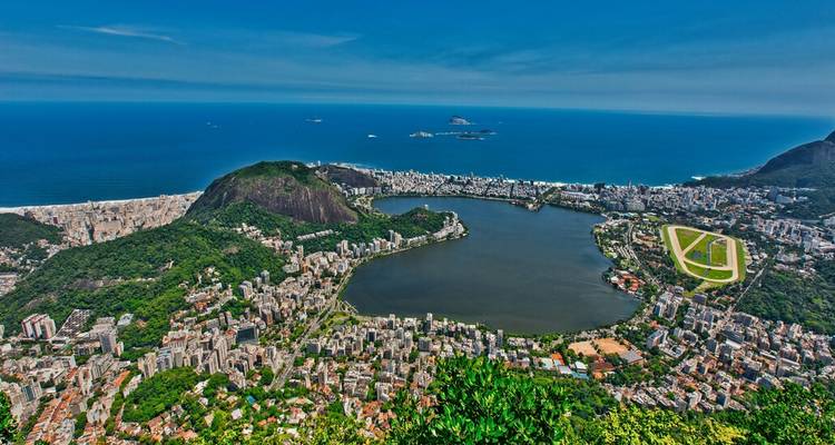 Vue aérienne panoramique de Rio de Janeiro avec la lagune Rodrigo de Freitas et les plages de l'Atlantique.