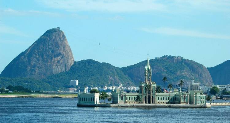 Forteresse insulaire et église avec le Pain de Sucre en toile de fond de l'autre côté de la baie de Guanabara.