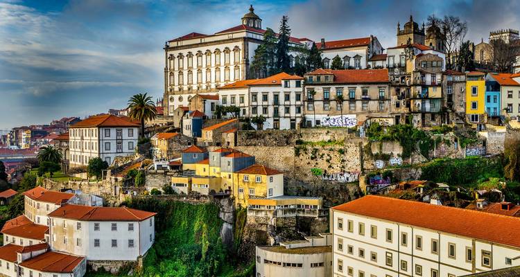 Pittoreske heuvel van Porto met kleurrijke huizen en historische gebouwen met uitzicht op de rivier de Douro