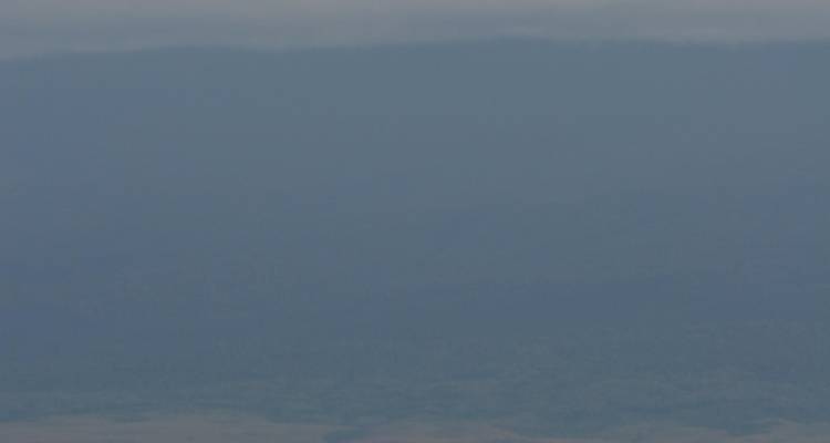 Étendue bleu-gris brumeuse et indistincte avec un minimum de détails visibles.