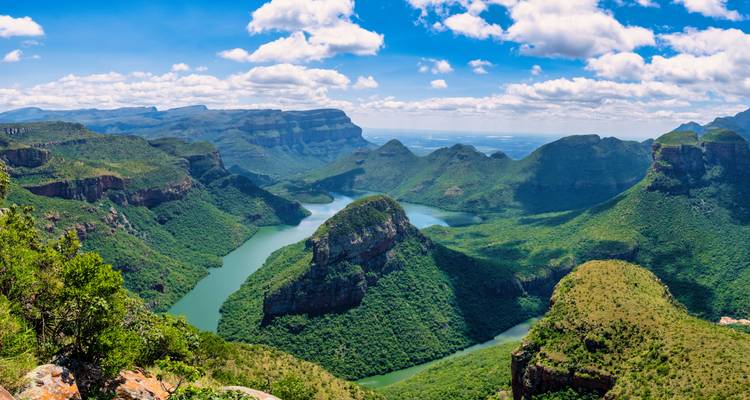 Vue panoramique du luxuriant canyon vert de la rivière Blyde avec une rivière sinueuse et des falaises spectaculaires.