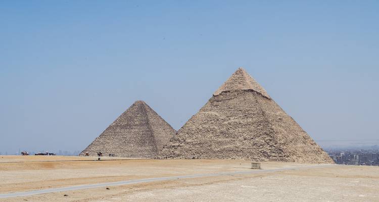 Klare Tagesansicht von zwei der großen Pyramiden von Gizeh, die sich aus dem Wüstenplateau erheben.