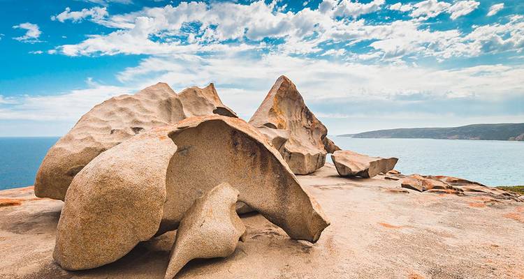 Vom Wetter geformte Granitfelsen der Remarkable Rocks mit Blick auf den Ozean.