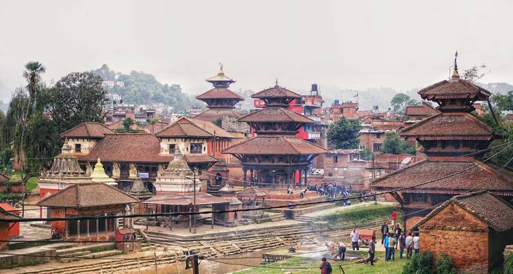 Panoramablick auf traditionelle Ziegeltempel und Häuser in einer nebligen Stadt im Kathmandu-Tal.