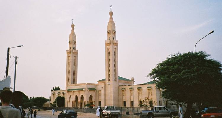 Große Moschee mit zwei Minaretten an einer belebten Straßenszene in der mauretanischen Hauptstadt.