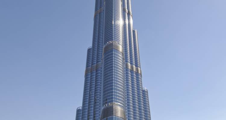 Vue rapprochée de la tour imposante Burj Khalifa contre un ciel dégagé.