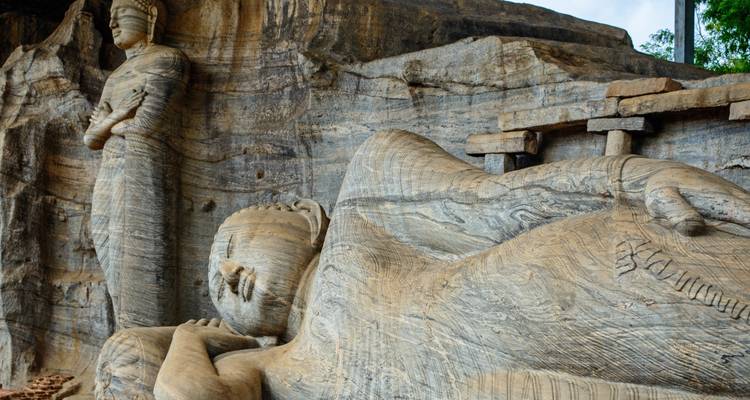 Bouddha couché et figure debout sculptés dans le granit au temple rupestre de Gal Vihara.