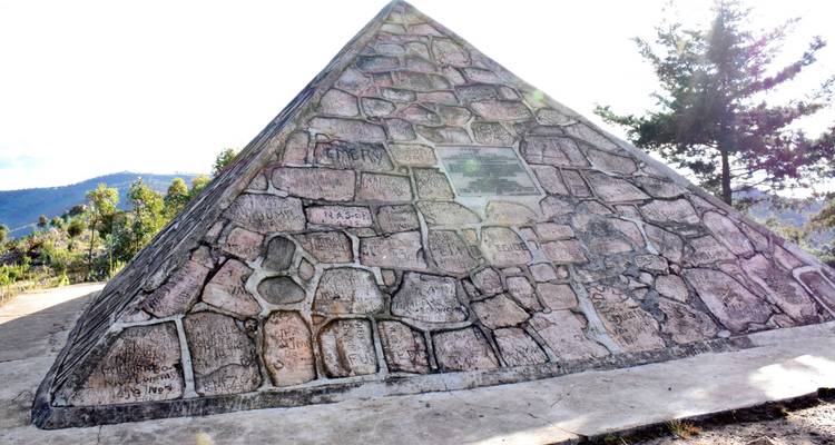 Pyramidenförmiges Denkmal aus unregelmäßig behauenen Steinen mit einer Gedenktafel in der Mitte.