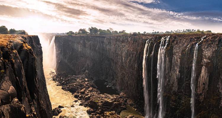 Une vue panoramique spectaculaire des chutes Victoria avec de l'eau se précipitant dans un canyon accidenté