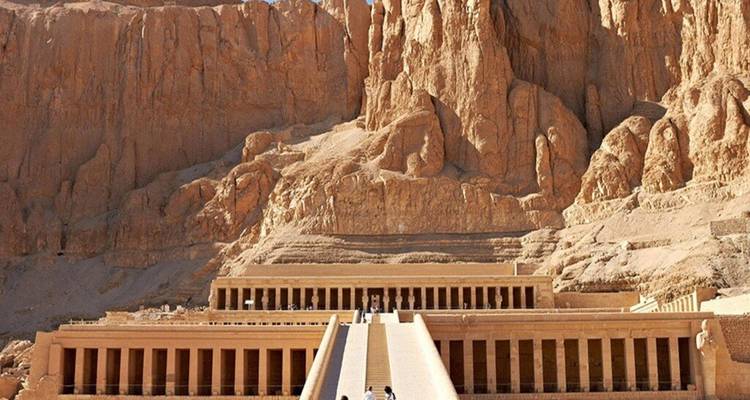De getrapte gevel van Hatshepsuts Tempel tegen de imposante woestijnrotsen.
