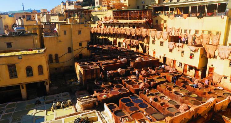 Vista aérea de la curtidoría de Fes con cubetas de piedra llenas de tinte y cuero colgante.