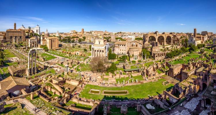 Breed panoramisch uitzicht op het oude Forum van Rome op een zonnige dag.