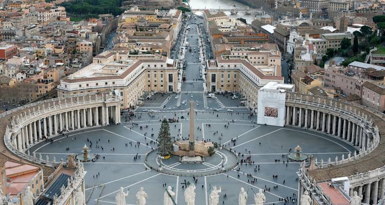 Luchtfoto van Sint-Pieterplein en de omringende zuilen in Vaticaanstad.