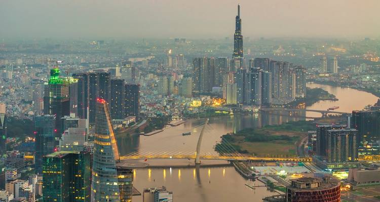 Vista aérea al atardecer del horizonte de la Ciudad de Ho Chi Minh con la torre Landmark 81 y los puentes del Río Saigón
