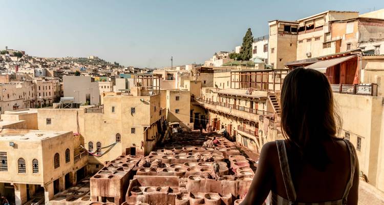 Frau mit Blick auf die berühmten Gerbereien und gelb getünchten Gebäude der Altstadt von Fes.
