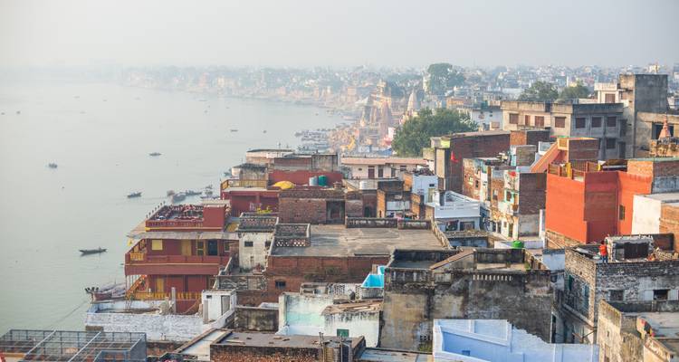 Blick entlang des Ganges mit Varanasis Ghats, die sich in die Ferne erstrecken